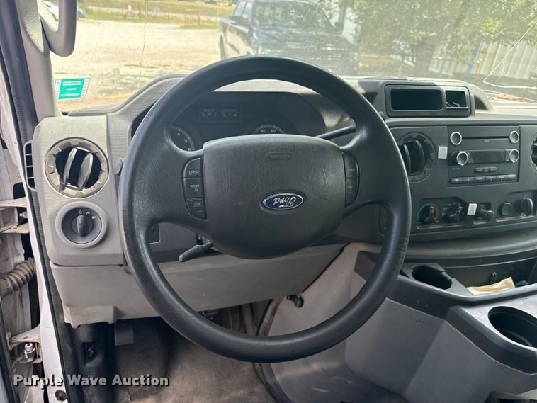 image for item NQ9771 2009 Ford E450 Super Duty shuttle bus