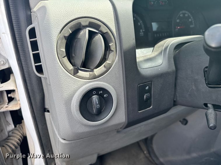 image for item NQ9771 2009 Ford E450 Super Duty shuttle bus