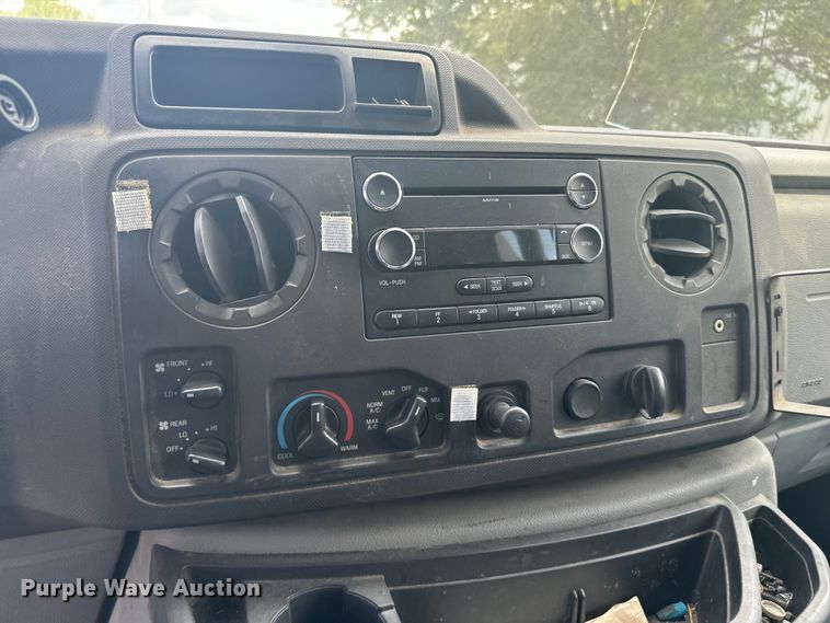 image for item NQ9771 2009 Ford E450 Super Duty shuttle bus