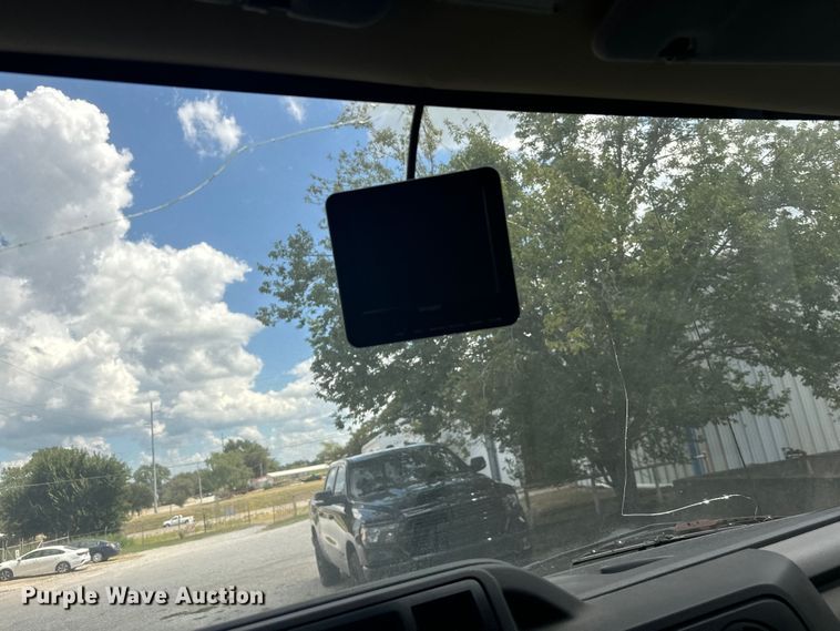 image for item NQ9771 2009 Ford E450 Super Duty shuttle bus