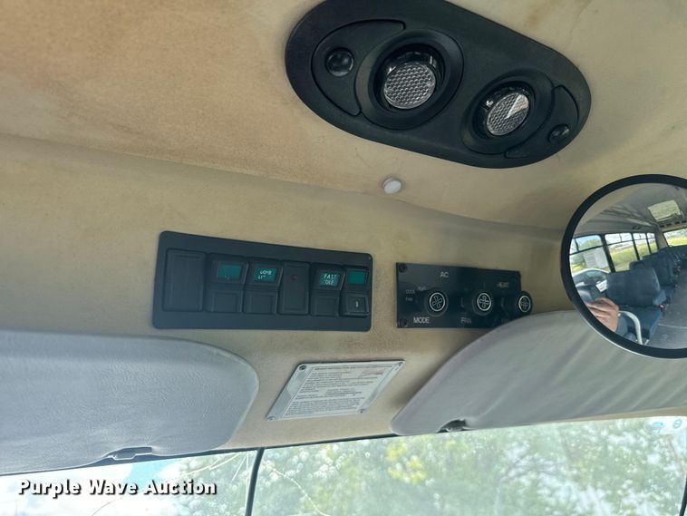 image for item NQ9771 2009 Ford E450 Super Duty shuttle bus