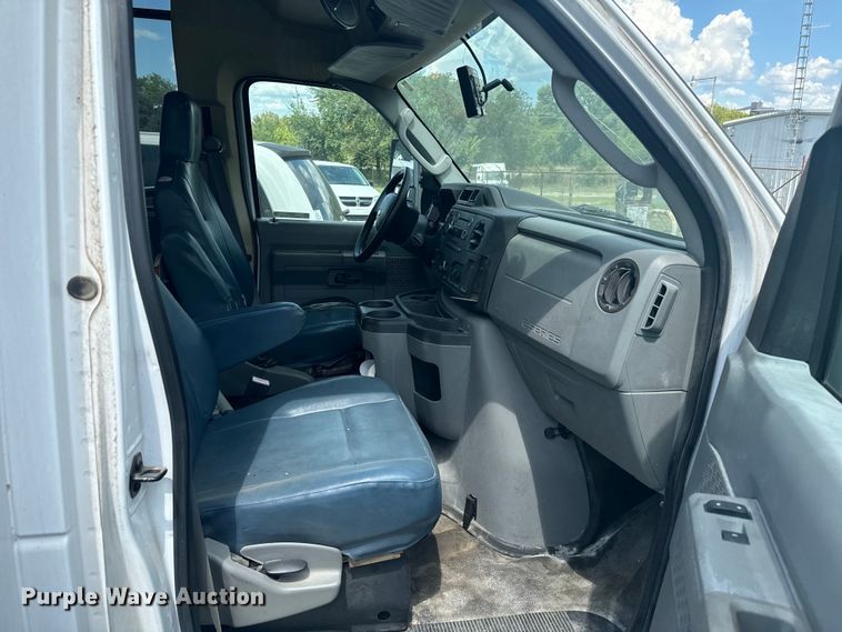 image for item NQ9771 2009 Ford E450 Super Duty shuttle bus