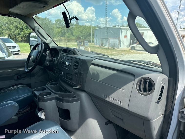 image for item NQ9771 2009 Ford E450 Super Duty shuttle bus