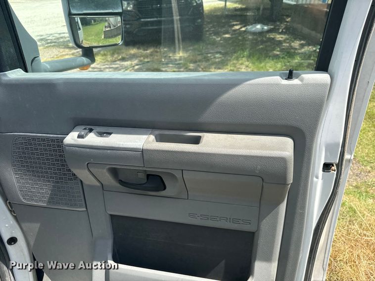 image for item NQ9771 2009 Ford E450 Super Duty shuttle bus