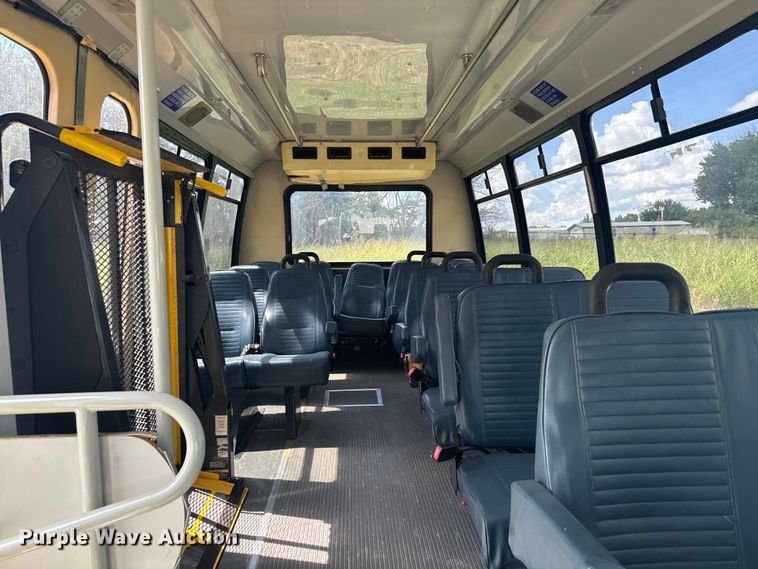 image for item NQ9771 2009 Ford E450 Super Duty shuttle bus