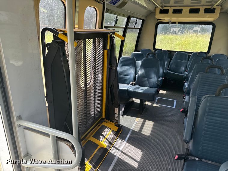 image for item NQ9771 2009 Ford E450 Super Duty shuttle bus