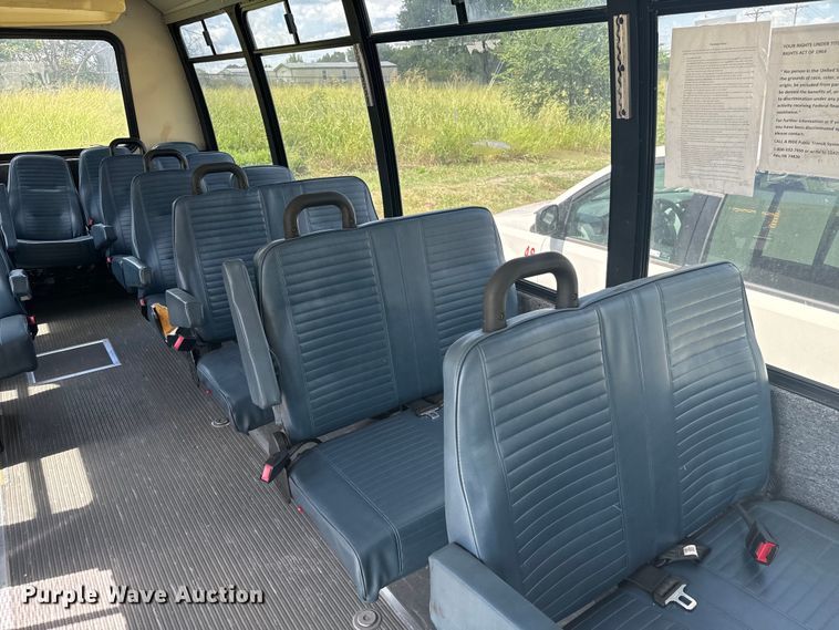 image for item NQ9771 2009 Ford E450 Super Duty shuttle bus