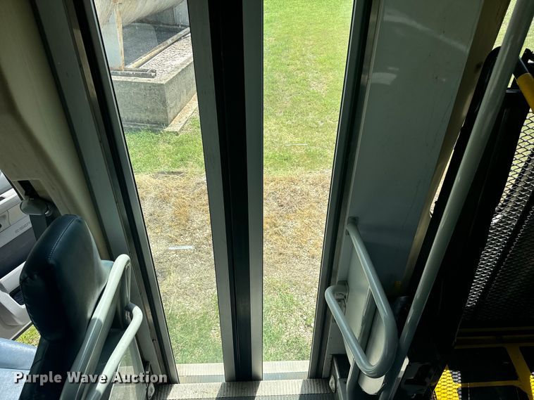 image for item NQ9771 2009 Ford E450 Super Duty shuttle bus