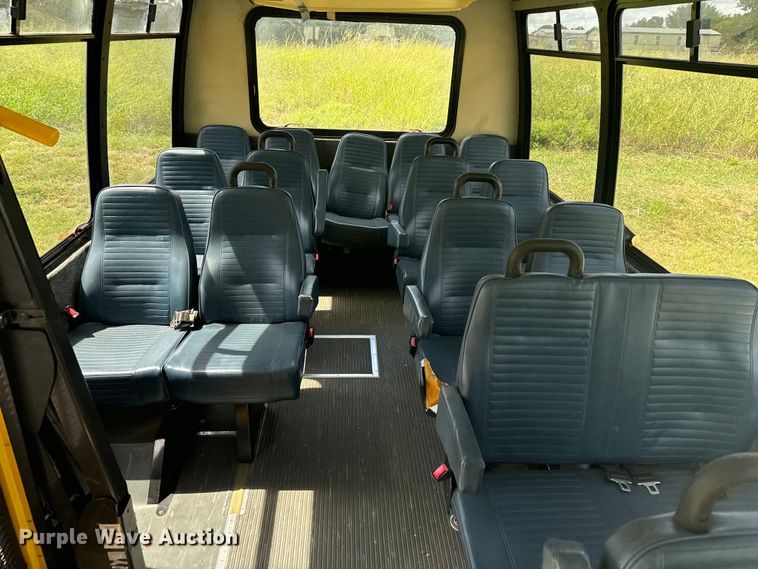 image for item NQ9771 2009 Ford E450 Super Duty shuttle bus