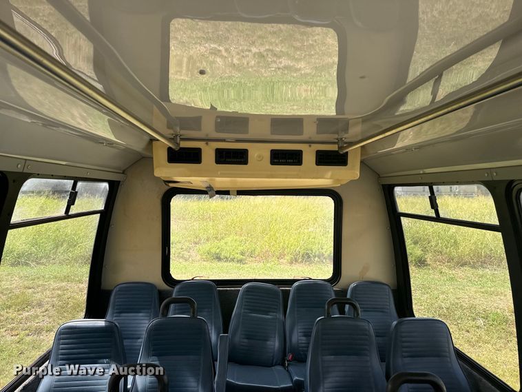 image for item NQ9771 2009 Ford E450 Super Duty shuttle bus