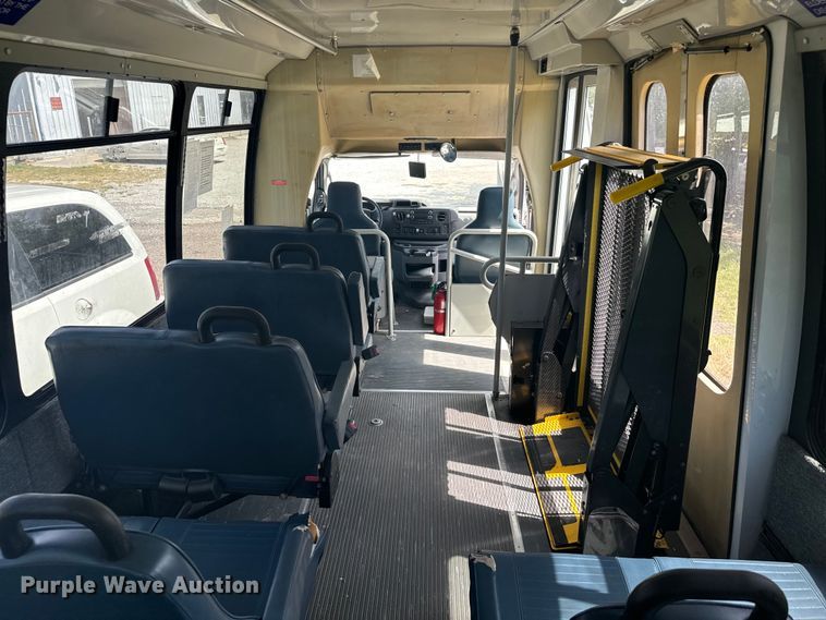 image for item NQ9771 2009 Ford E450 Super Duty shuttle bus