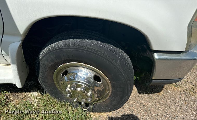 image for item NQ9771 2009 Ford E450 Super Duty shuttle bus