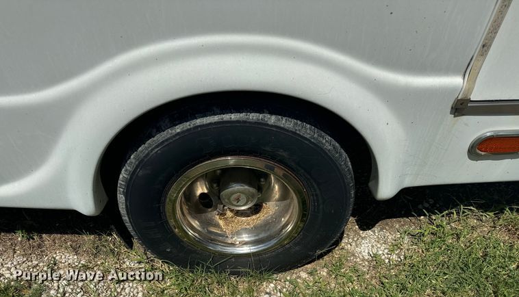 image for item NQ9771 2009 Ford E450 Super Duty shuttle bus