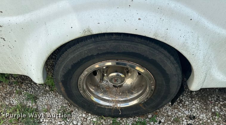 image for item NQ9771 2009 Ford E450 Super Duty shuttle bus