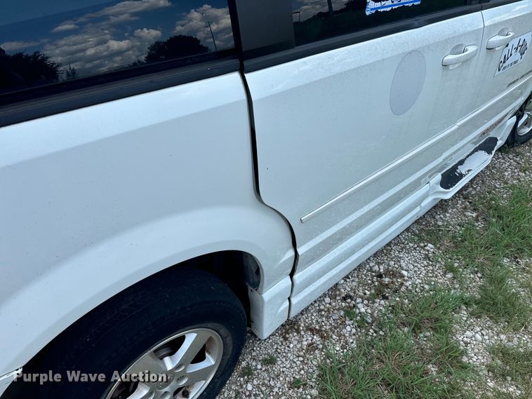 image for item NQ9772 2010 Dodge Grand Caravan  van