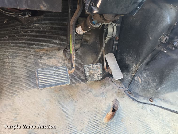 image for item OH9766 2001 International  4800 dump truck