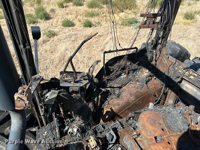 image for item DD3217 1999 John Deere 9300 4WD tractor