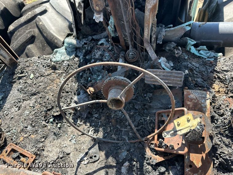 image for item DD3217 1999 John Deere 9300 4WD tractor