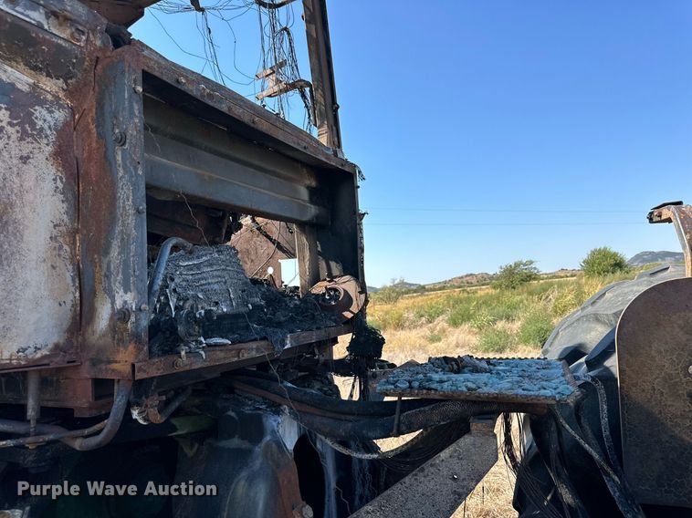 image for item DD3217 1999 John Deere 9300 4WD tractor