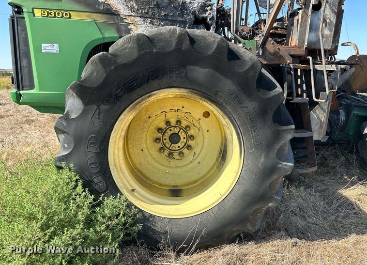 image for item DD3217 1999 John Deere 9300 4WD tractor