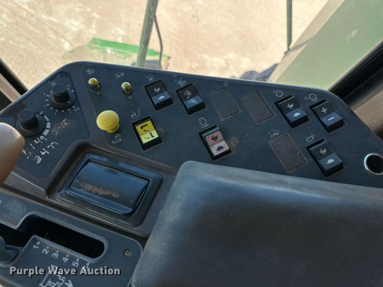 image for item DD3270 1998 John Deere 9610 combine