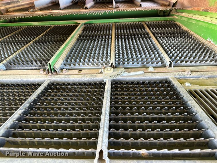 image for item DD3271 1998 John Deere 9610 combine