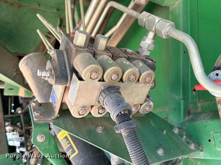 image for item DD3271 1998 John Deere 9610 combine