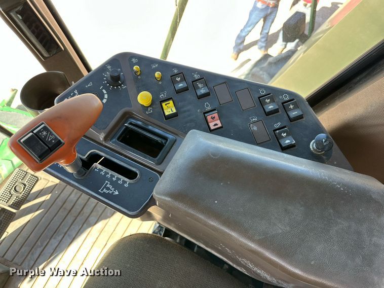 image for item DD3271 1998 John Deere 9610 combine