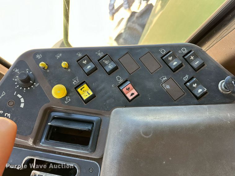 image for item DD3271 1998 John Deere 9610 combine