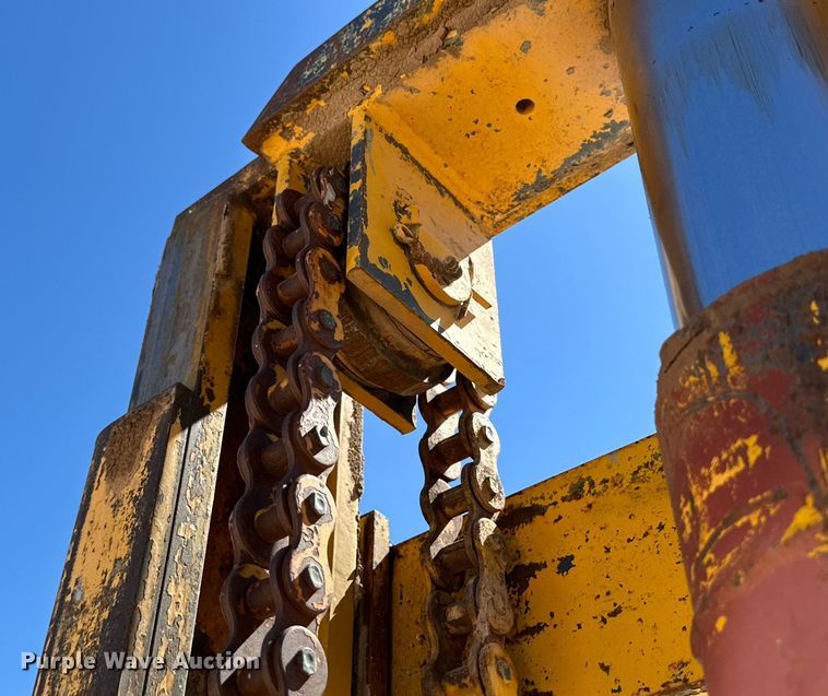 image for item DD3273 1978 John Deere 480-B forklift