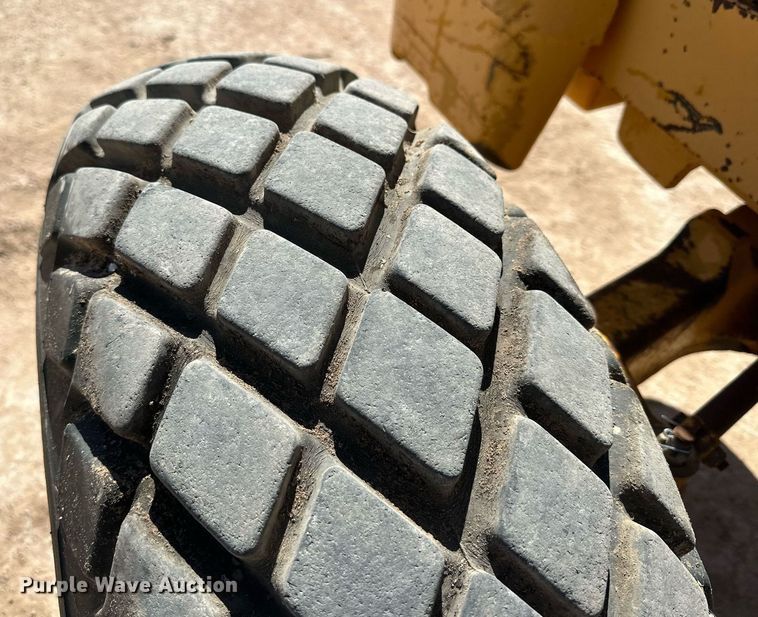 image for item DD3273 1978 John Deere 480-B forklift