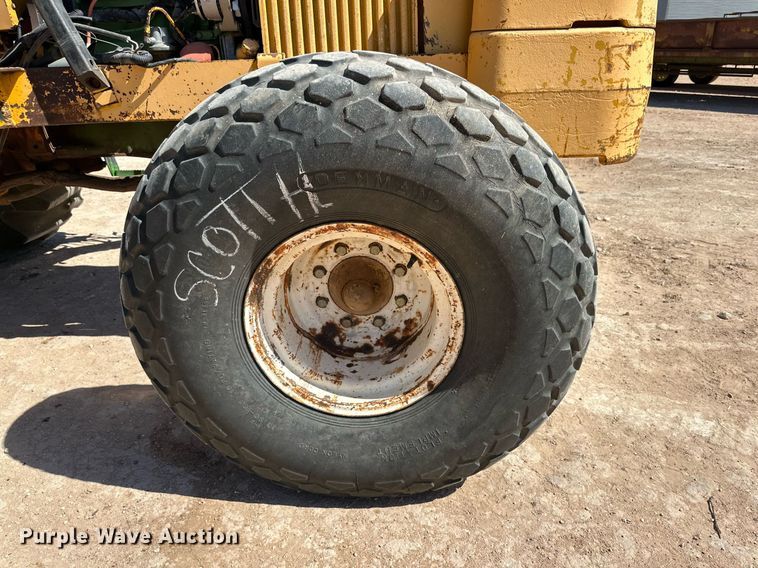 image for item DD3273 1978 John Deere 480-B forklift