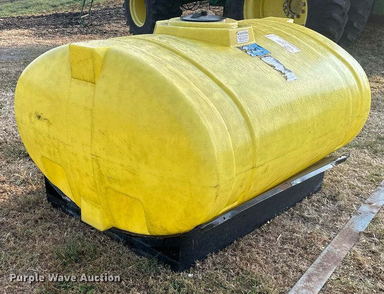 image for item DR2593 John Deere  1770 fertilizer tank