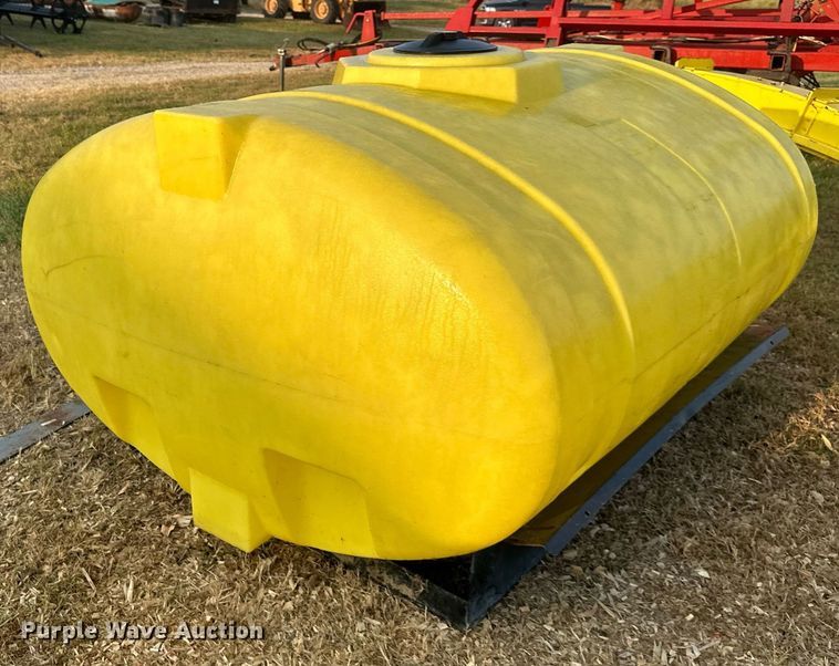 image for item DR2593 John Deere  1770 fertilizer tank