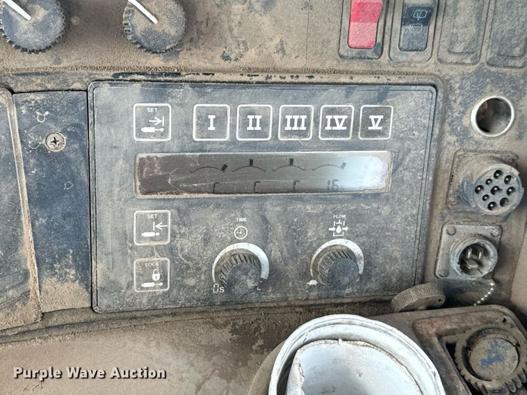 image for item DX1317 2000 John Deere 8410T tractor