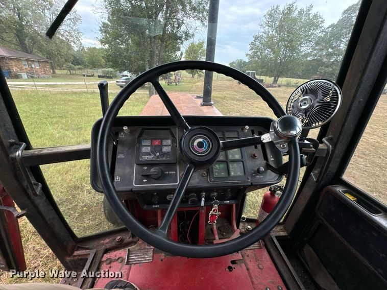 image for item DX1329 International Harvester 1086 tractor