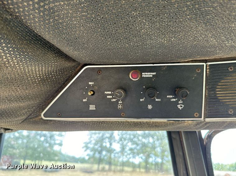 image for item DX1329 International Harvester 1086 tractor