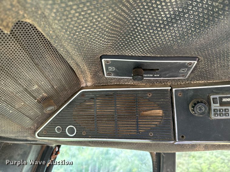 image for item DX1329 International Harvester 1086 tractor