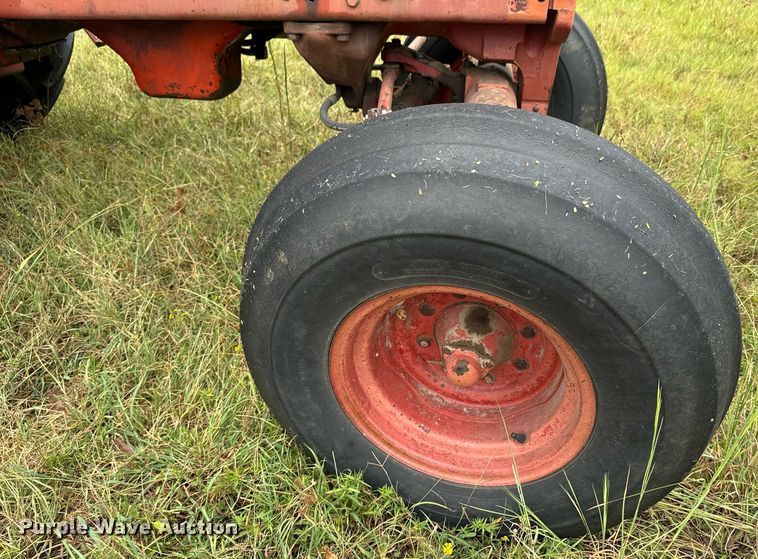 image for item DX1329 International Harvester 1086 tractor