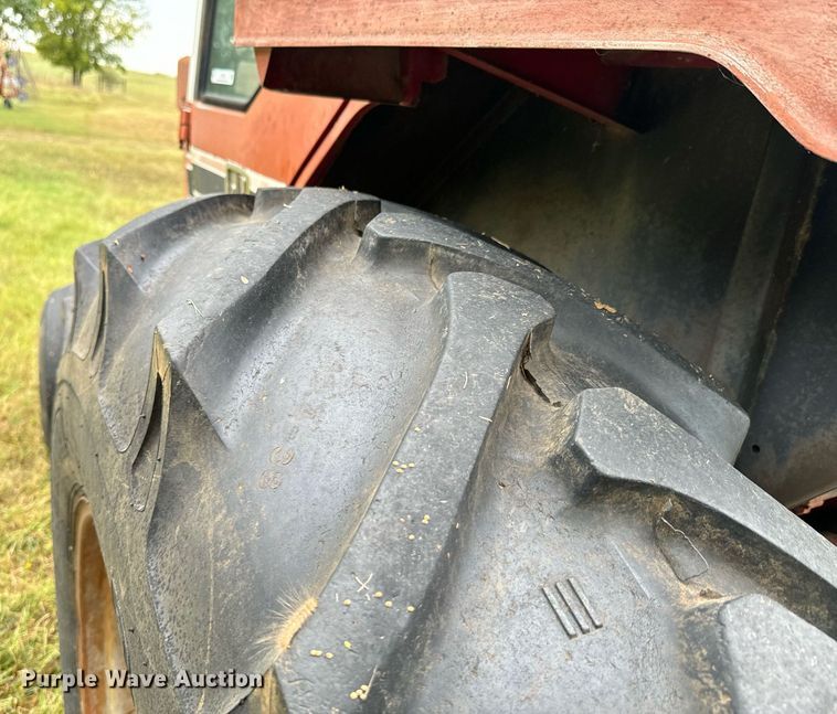 image for item DX1329 International Harvester 1086 tractor