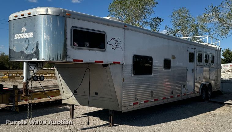 image for item DX1369 2006 Universal Trailers horse trailer