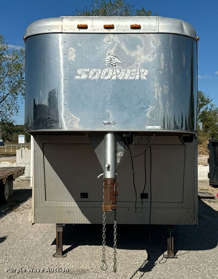 image for item DX1369 2006 Universal Trailers horse trailer