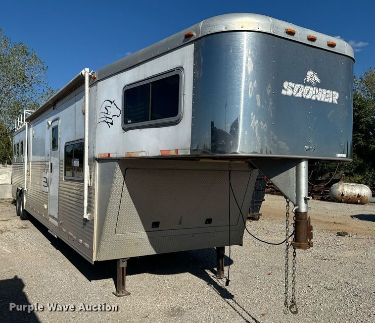 image for item DX1369 2006 Universal Trailers horse trailer