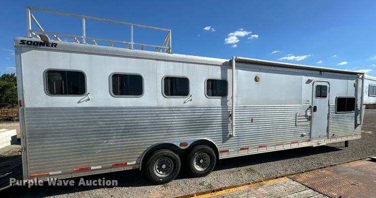 image for item DX1369 2006 Universal Trailers horse trailer
