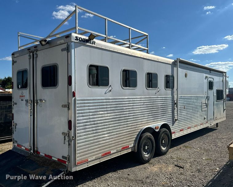 image for item DX1369 2006 Universal Trailers horse trailer