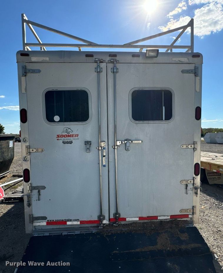 image for item DX1369 2006 Universal Trailers horse trailer
