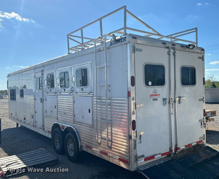 image for item DX1369 2006 Universal Trailers horse trailer