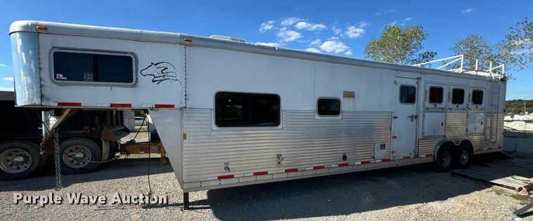 image for item DX1369 2006 Universal Trailers horse trailer