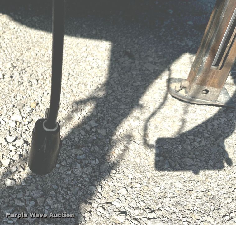 image for item DX1369 2006 Universal Trailers horse trailer