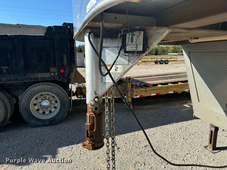 image for item DX1369 2006 Universal Trailers horse trailer